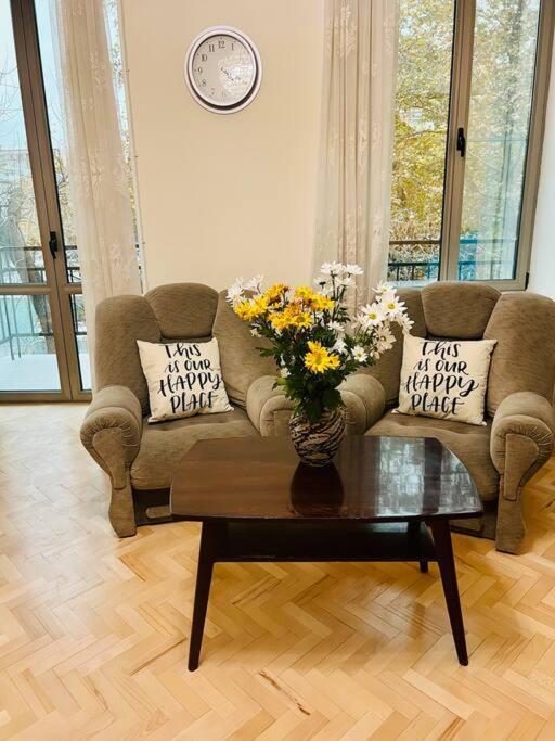 Spacious 2 Bedrooms In The Center Of Yerevan Bagian luar foto