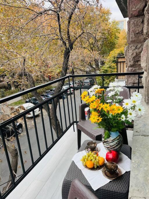 Spacious 2 Bedrooms In The Center Of Yerevan Bagian luar foto