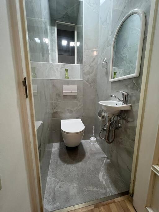 Spacious 2 Bedrooms In The Center Of Yerevan Bagian luar foto