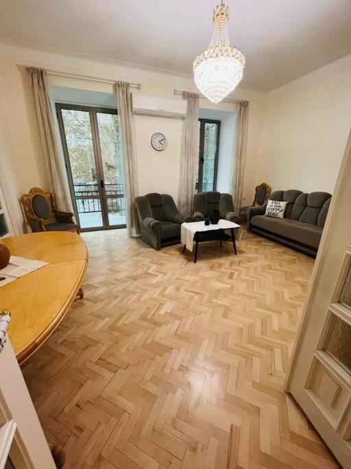 Spacious 2 Bedrooms In The Center Of Yerevan Bagian luar foto