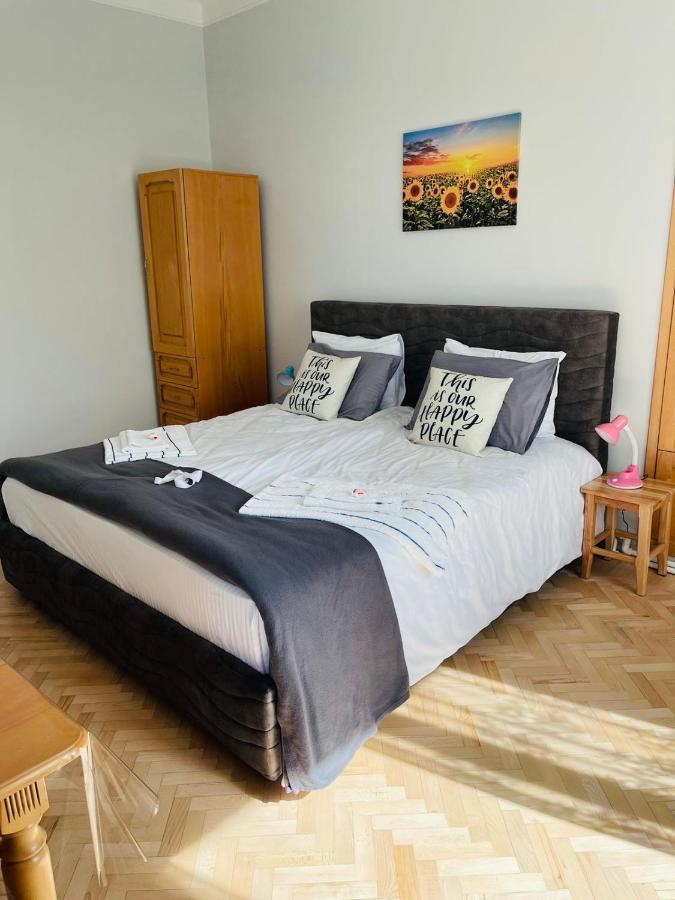 Spacious 2 Bedrooms In The Center Of Yerevan Bagian luar foto